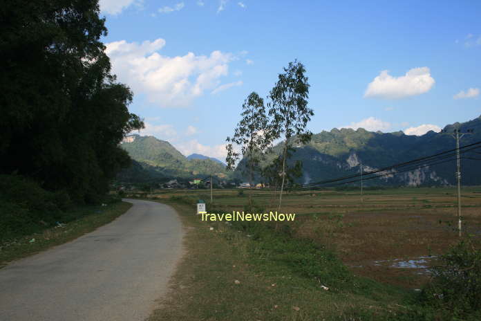 There is a back road that is wonderful for bicycle tours or motorbike adventure tours to the Ba Be National Park