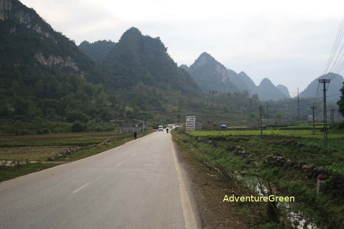 An excellent road at Cao Bang for motorbike tours where we get lost amid the stunning landscape of Cao Bang Geopark