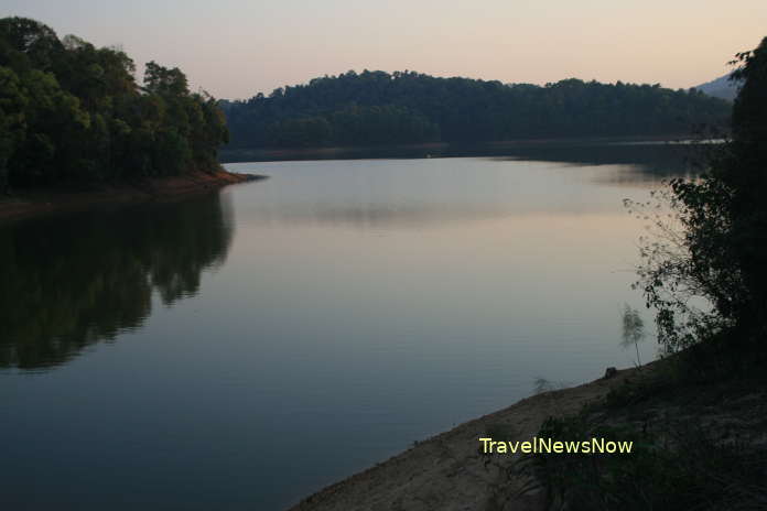 The Pa Khoang Lake at Muong Phang offers boat trips, relaxing holidays, leisurely bicycle tours