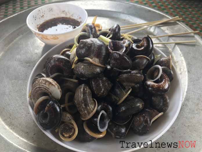 Steamed snails with grape fruit leaves
