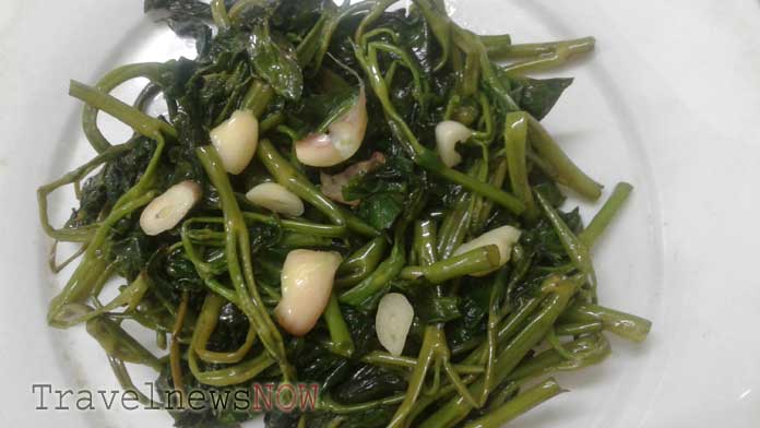 Stir-fried water spinach with garlic