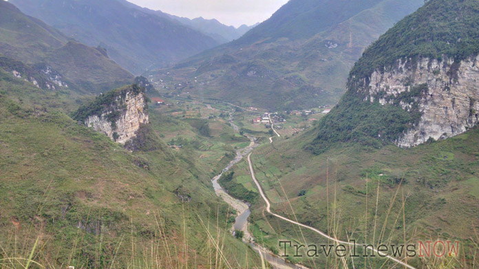 Breathtaking view from the brink of the Du Gia Valley in Yen Minh, Ha Giang Province