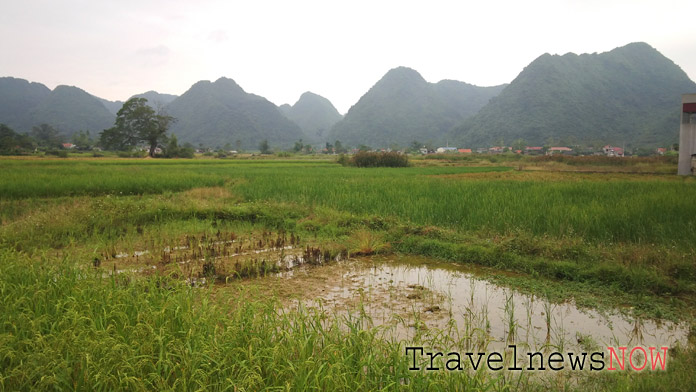 The bike tours betwen the Bac Son Valley and Thai Nguyen offer sensational rice fields and mountains