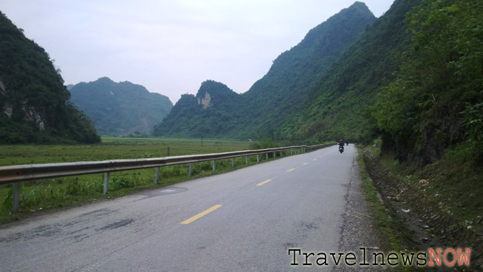 Scenic road between the Bac Son Valley and Lang Son City