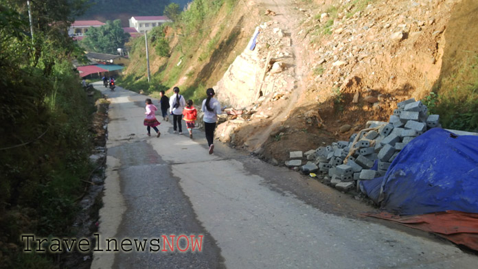 Kids going to school at La Pan Tan in the morning