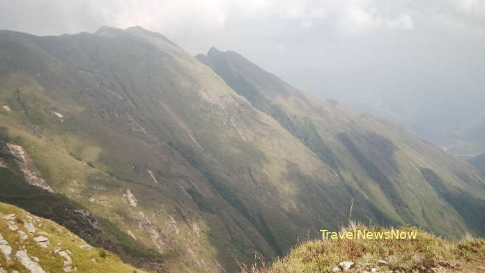 Indelible memories of stunning mountains on the trekking tour to the summit of Mount Phu Song Sung - Ta Chi Nhu