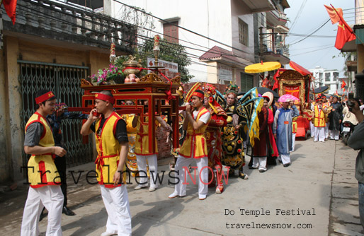 Parade through Dinh Bang Village