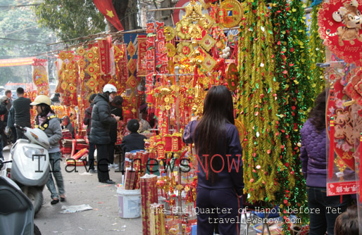 In the Old Quarter of Hanoi, people are busy acquiring items for Tet including red lanterns, cakes, decorations...